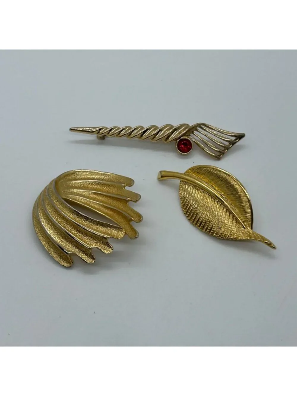Vintage 1980s Abstract Brooches Pin Textured Gold Tone Swirl Leaf Red Rhinestone